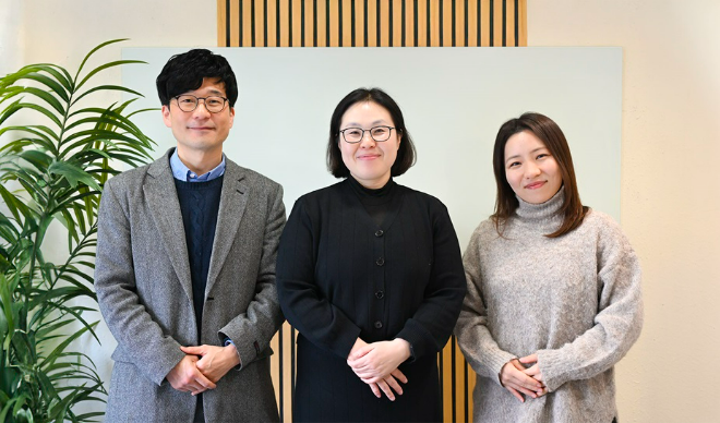 (왼쪽부터) 강민석 교육혁신본부 부본부장, 서진숙 글로벌자율학부장, 유튜버 사이 선생님. (사진제공=경희사이버대학교)