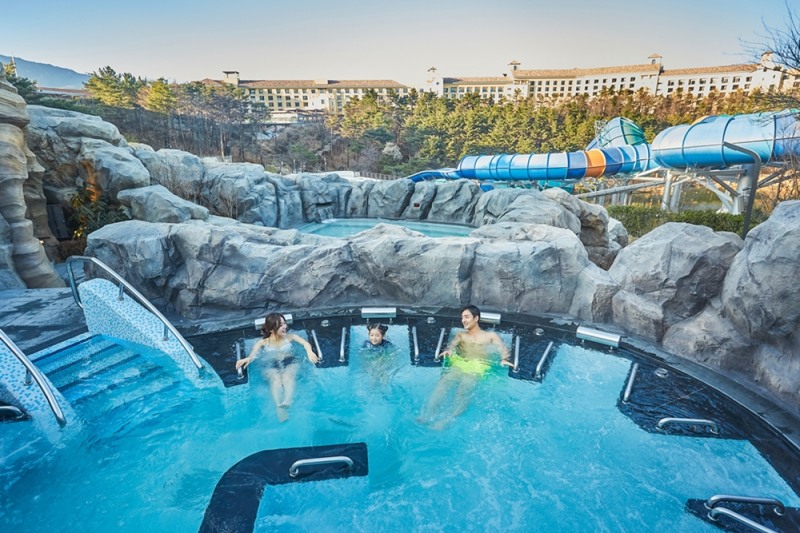 가족 고객이 설악 워터피아 스파밸리 ‘블루라군’에서 물놀이를 즐기고 있다,