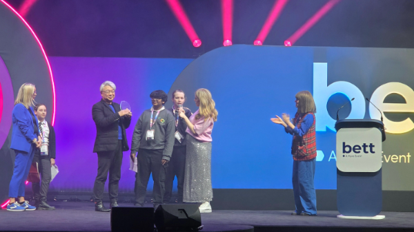 영국 런던 엑셀(ExCeL) 전시장에서 열린 ‘BETT UK 2026’ 시상식에서 마르시스에듀 박용규 대표가 어린이 판정단으로부터 ‘Kids Judge Bett’ 상패를 전달받고 있다.