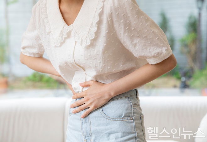 생리통은 평소 섭취하는 오메가-3와 채소 중심의 식단 관리를 통해 염증 반응을 조절함으로써 통증의 강도를 낮출 수 있다. (이미지 제공=클립아트코리아)