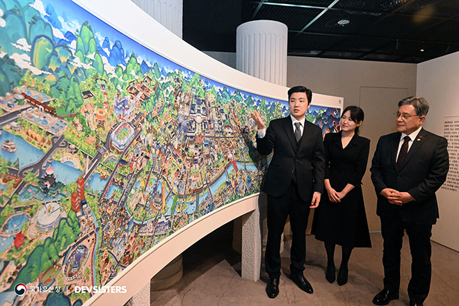 왼쪽부터 데브시스터즈 조길현 대표·이은지 CIPO(최고IP책임자), 허민 국가유산청장. 사진 제공 : 데브시스터즈