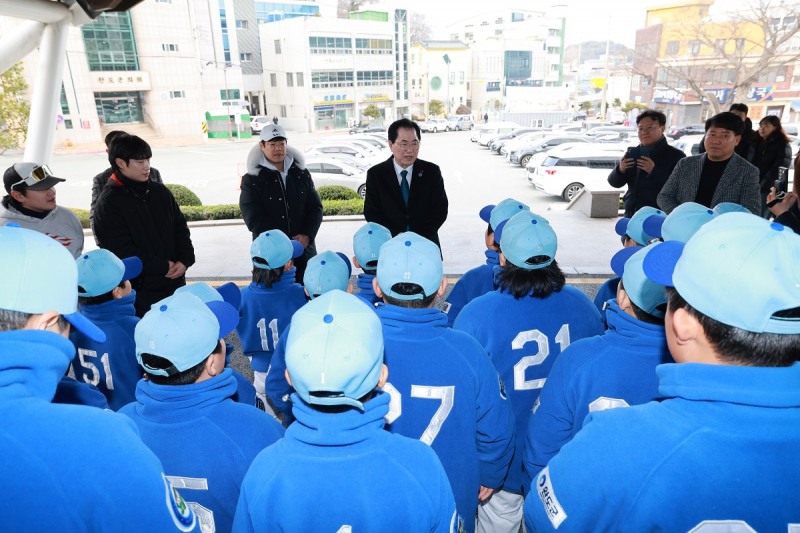 선수단을 격려하는 신우철 완도군수 (사진제공=완도군)