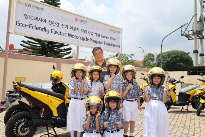 KB손해보험 곽종득 인도네시아 법인장과 현지 학생들
