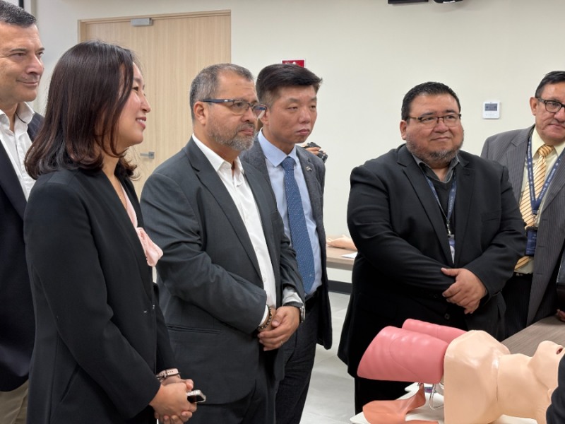 29일(현지시간) 엘살바도르 산살바도르 국립병원에서 열린 국립보건교육센터 준공식에서 곽태열 주엘살바도르 대한민국 대사(오른쪽 세번째)와 주요 내빈들이 국립보건교육센터 내 강의실을 둘러보며, 코이카가 지원한 응급구조 및 외상처치 실습 기기에 대한 설명을 듣고 있다.