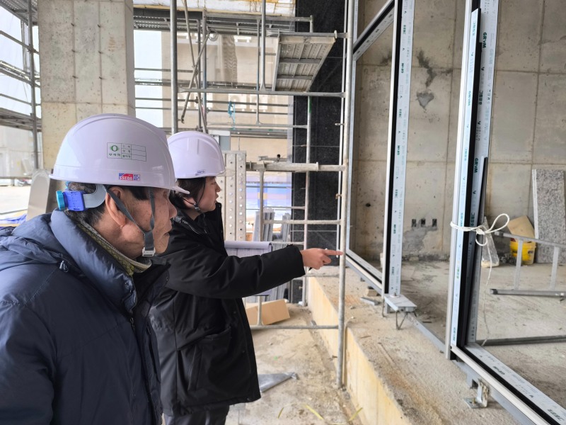 한국산업안전보건공단 서울동부지사(지사장 신수환)는 4일 송파구 일대 그린종합건설 위례택지개발지구 단독주택(다가구) 신축사업 현장 등 중·소규모 건설현장을 대상으로 3대 기초 안전수칙 준수 및 한랭질환 예방 캠페인을 전개했다./한국산업안전보건공단 서울동부지사