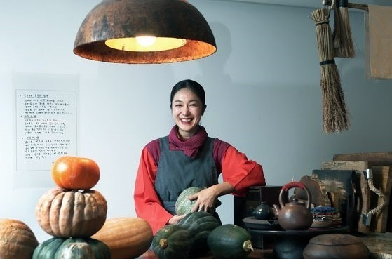 이날 공연의 연출과 사회를 맡은 ‘입말 음식(Spoken Recipe)’ 연구가이자 작가인 하미현 아티스트. (사진제공=국립부산국악원)