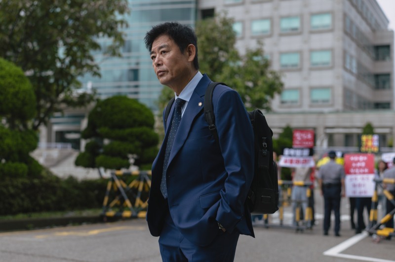 ‘블러디 플라워’, 1~2화로 증명한 몰입형 스릴러…다음 화를 기다리게 만드는 법정 대결 시작