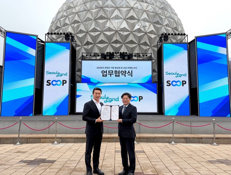 왼쪽부터 SOOP 최영우 대표, 서울랜드 신상철 대표(제공=SOOP).