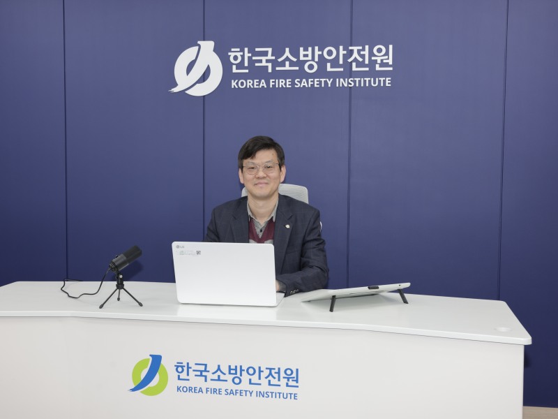 신규시스템 사용자 교육 현장.(사진은 김동우 한국소방안전원 고객지원과장)/한국소방안전원