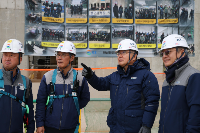 GS건설 최고안전전략책임자 김태진 사장(사진 오른쪽 2번째)가 5일 충남 아산에 아파트 현장을 방문해 동절기 근로자들의 작업환경과 해빙기 현장 대비현황을 점검하며 ‘동절기 현장점검 릴레이 캠페인’에 동참했다 (GS건설 제공)