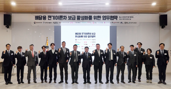 5일 오전 경기도 하남시에 위치한 배민라이더스쿨에서 우아한형제들 윤석준 총괄사장(왼쪽에서 일곱번째), 기후부 김성환 장관(왼쪽에서 여덟번째) 및 주요 참석자들이 기념사진을 촬영하고 있다.