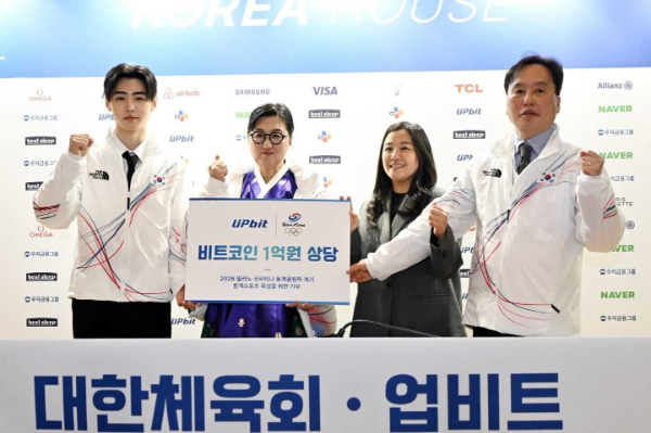 현지시간 5일 이탈리아 밀라노의 코리아하우스에서 진행된 업비트와 대한체육회의 기부금 전달식. 좌측부터 엔하이픈 성훈 대한체육회 홍보대사, 노희영 대한체육회 마케팅위원장, 양지희 업비트 마케팅실장,