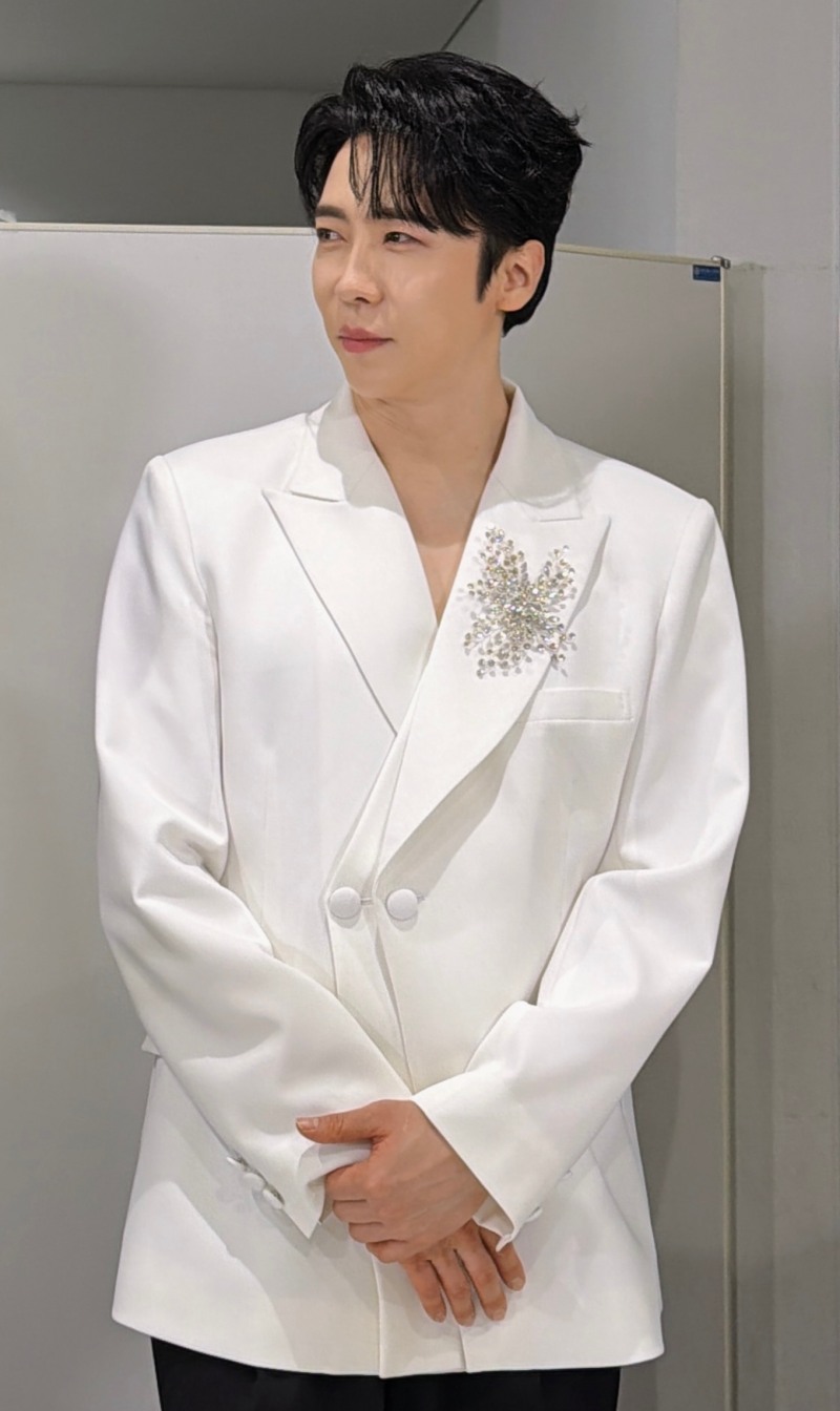 에녹, 무대 밖 일상 포착…품격 있는 매너X시선 머무는 비주얼 등극