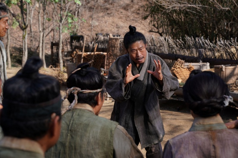 ‘왕과 사는 남자’ 유해진, 인생 캐릭터 만났다…유쾌함과 묵직함 사이 완벽 줄타기