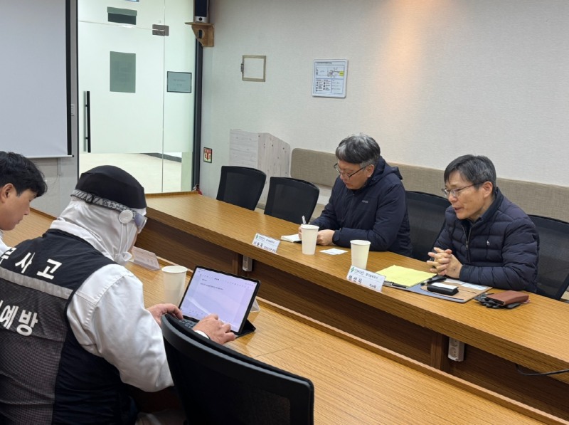 정선식 한국산업안전보건공단 경기동부지사장(오른쪽 첫 번째)이 6일 성남시 중원구 소재 샤니성남공장을 찾아 화재·끼임사고 예방에 대한 당부를 하고 있다./한국산업안전보건공단 경기동부지사