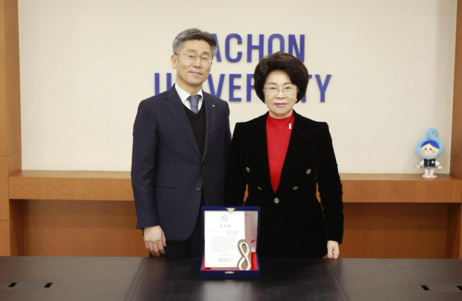 가천대학교 이길여 총장(사진 오른쪽)이 6일 대학 총장실에서 김성수 삼영전자공업㈜ 대표(사진 왼쪽)에게 17년간 이어온 장학 기부에 대한 감사의 뜻을 담아 감사패를 전달한 뒤 기념촬영을 하고 있다. (사진제공=가천대)