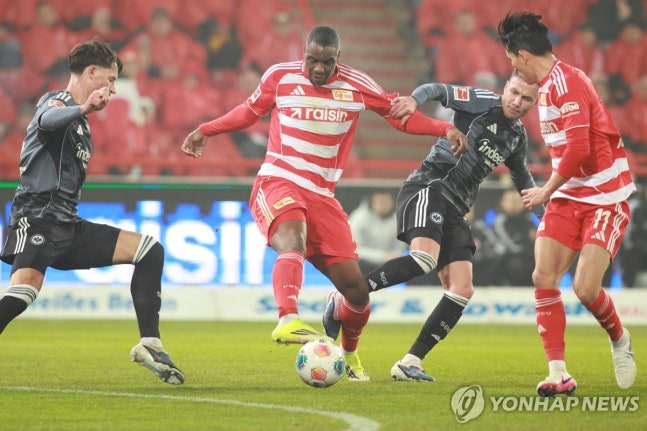 우니온 베를린 정우영(11번)이 프랑크푸르트와 경기하는 모습. / 사진=연합뉴스