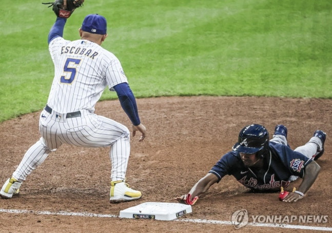 2021년 애틀랜타 소속으로 디비전시리즈에서 도루에 성공하는 테런스 고어(오른쪽) / 사진=연합뉴스