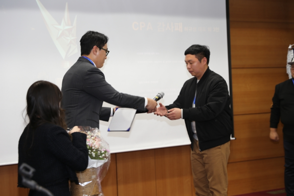 지난달 22일, 쿠팡파트너스연합회(CPA) 2025 하반기 정기총회에서 제일로직스 허규성 대표(오른쪽)가 신호룡 HR그룹(주) 대표 겸 CPA 회장(왼쪽)으로부터 감사패와 감사장을 수여받고 있다. / 사진=제일로직스 제공