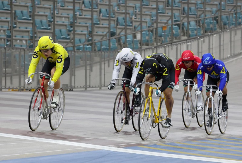 경륜 30기 윤명호의 경주 장면(맨 왼쪽 5번 노란색 유니폼)