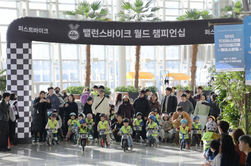 지난 7일 광명스피돔에서 열린 밸런스바이크 월드 챔피언십에 참가한 어린이들이 경기를 시작하고 있다.