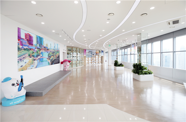 IFEZ 홍보관은 지난 2015년 3월 개관한 시설로 인천경제자유구역의 개발 역사와 미래 비전을 살펴볼 수 있다. 10년 만인 지난해 7월 새단장을 마치고, 도심의 랜드마크이자 글로벌 홍보 플랫폼으로 자리매김하고 있다.