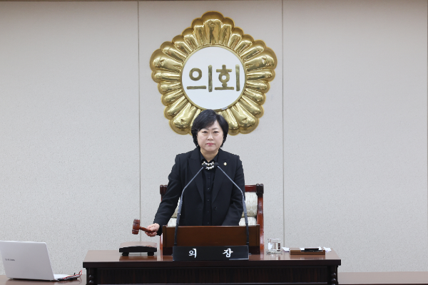 인천부평구의회 안애경의장이 임시회 폐회를 선언하고 있다.