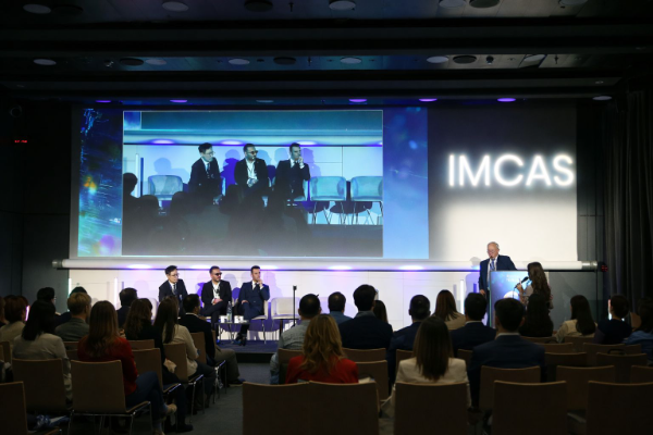 2026 IMCAS Paris 제테마 단독 심포지엄에서 Dr. Razvan이 청중의 질문을 받고있다.