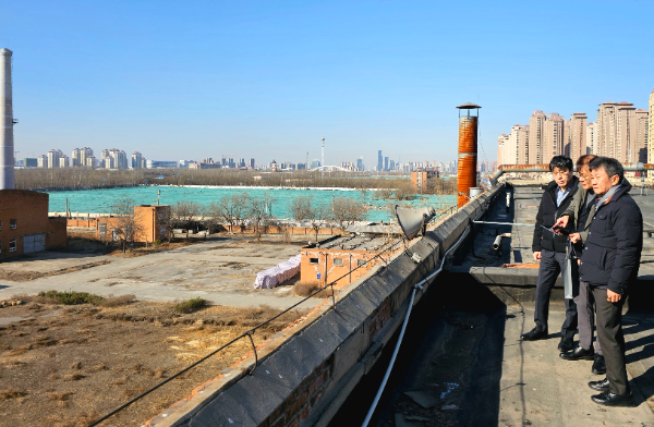 정몽규 HDC그룹 회장(사진 오른쪽)이 계열사 대표들과 중국 내 사업개발 후보지를 둘러보고 있다.