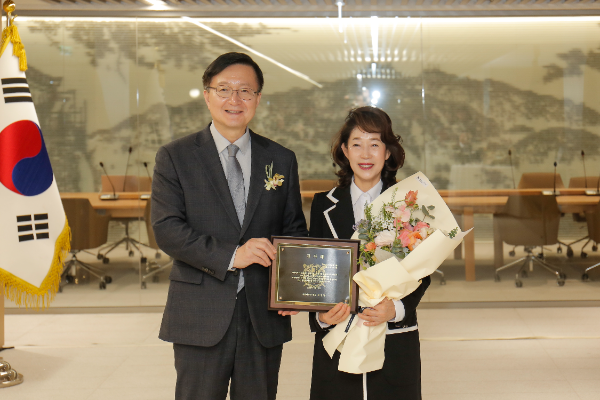 이어룡 대신파이낸셜그룹 회장(사진 오른쪽)이 유홍림 서울대학교 총장(사진 왼쪽)으로부터 감사패를 수여 받고 있다. (사진=대신증권)