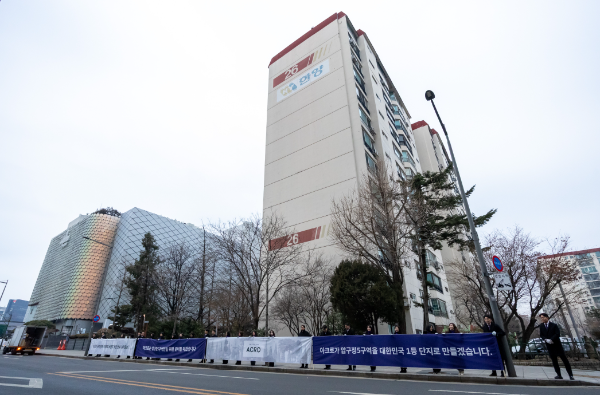 DL이앤씨 임직원들이 10일 오전 서울 강남구 압구정5구역 인근에서 조합원들에게 출근길 인사를 하고 있다.