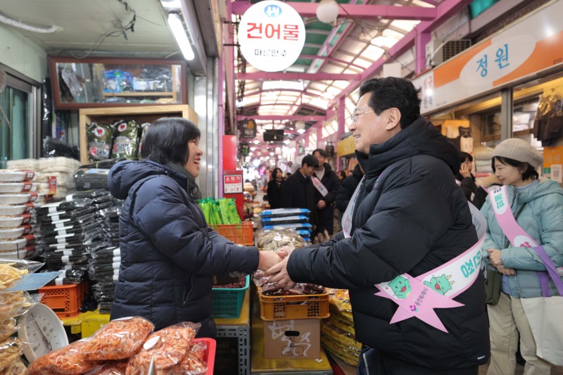 용인중앙시장에서 장을 보며 상인과 인사