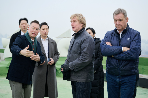 압구정5구역 설계사 RSHP 현장방문 RSHP 공동 창립자 이반 하버(Ivan Harbour), 앞줄 왼쪽에서 두 번째 RSHP 아시아 총괄(Managing Director Asia) 벤 워너(Ben Warner), 앞줄 왼쪽에서 세 번째