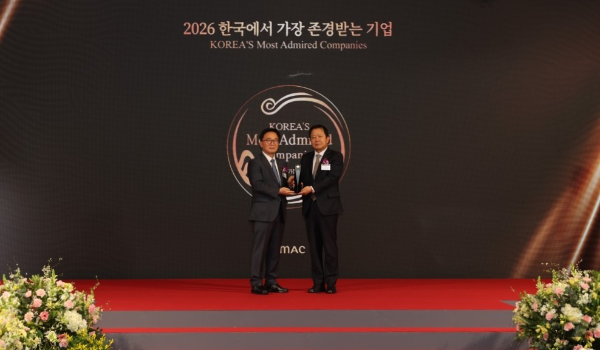 좌측부터 한국능률협회컨설팅 한수희 대표이사, 유한양행 경영관리본부장 이병만 부사장.