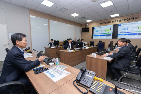 강태영 농협은행장이 지난 10일 경기 의왕 NH통합IT센터를 찾아 비상 운영 계획을 보고 받고 있다.