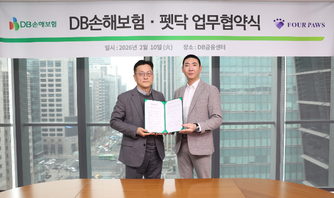 지난 10일 DB손해보험 금융센터에서 열린 업무 협약식에서 펫닥 사업운영 총괄 이동현 상무(오른쪽)와 DB손해보험 마케팅 전략본부 총괄 문진욱 상무가 기념촬영을 하고 있다. (사진=DB손해보험)