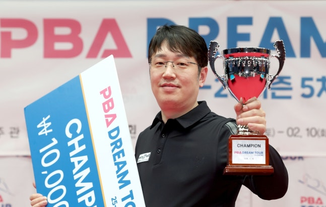 우승 트로피를 든 오성욱 / 사진=PBA 제공