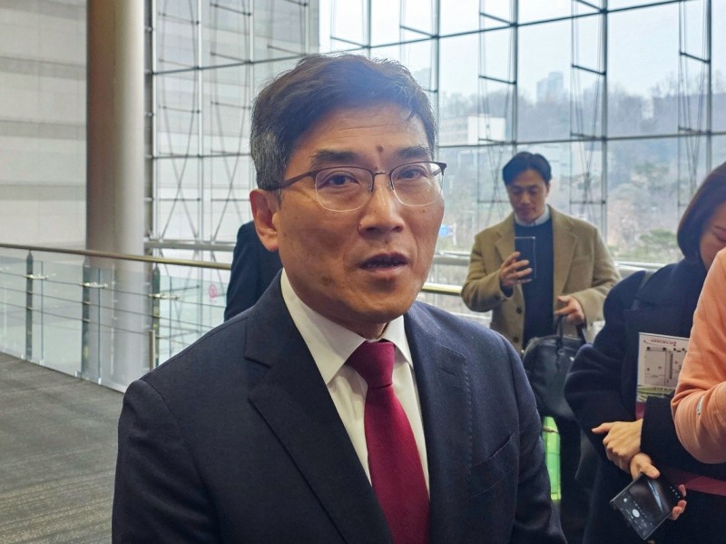 송재혁 삼성전자 최고기술책임자(CTO) 사장이 11일 서울 강남구 코엑스에서 열린 '세미콘코리아 2026'에서 기조연설을 가진 뒤 기자들과 만나 이야기를 나누고 있다. / 사진=연합뉴스