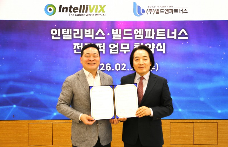 11일 인텔리빅스 본사에서 진행된 업무협약식에서 관계자들이 기념사진을 촬영하고 있다.