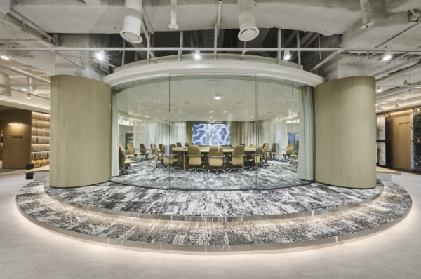 더 클렌체 갤러리(The Klenze Gallery) 내부에 조성된 원형 유리 구조의 시청각 미팅룸