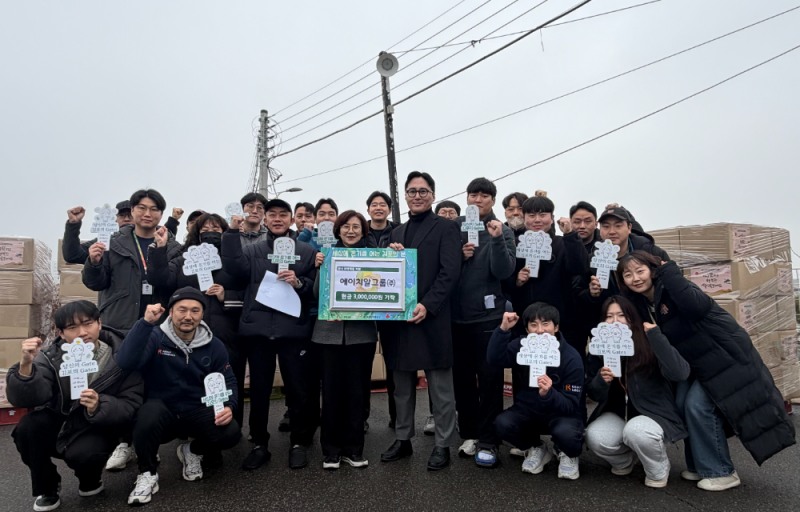HR그룹 신호룡 대표와 임직원·배송기사, 김포복지재단 조선희 대표 및 관계자들이 설 명절 꾸러미 기부 행사 현장에서 함께 기념촬영을 하고 있다./사진=HR그룹㈜ 미디어팀 제공