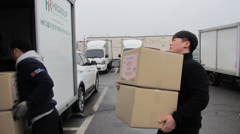 설 명절 꾸러미 봉사활동에 참여한 HR그룹 배송기사가 김포 지역 취약계층에 전달할 물품 상자를 차량에 적재하고 있다./사진=HR그룹㈜ 미디어팀 제공