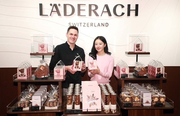 서울 강남구 삼성동 파르나스몰에 위치한 한국 첫 플래그십 스토어 오픈 기념 행사에서 엘리아스 레더라 최고 크리에이티브 책임자와 모델이 포즈를 취하고 있다.