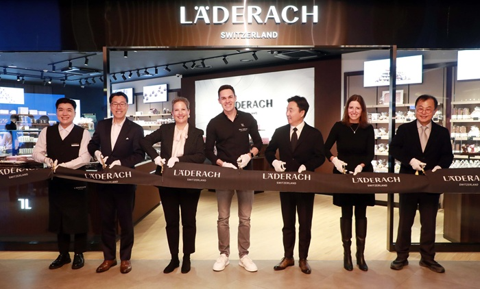 레더라 플래그십 스토어 오픈 기념 행사에 참석한 관계자들이 테이프커팅을 진행하고 있다. 왼쪽부터 손석호 레더라 스토어 매니저, 히로 레더라 아시아퍼시픽 사장, 나딘 올리비에리 로자노 스위스 대사, 엘리아스 레더라 레더라 최고 크리에이티브 책임자, 여인창 파르나스 대표, 이본 레더라 치프 마케팅 디렉터, 황선 레더라 코리아대표.