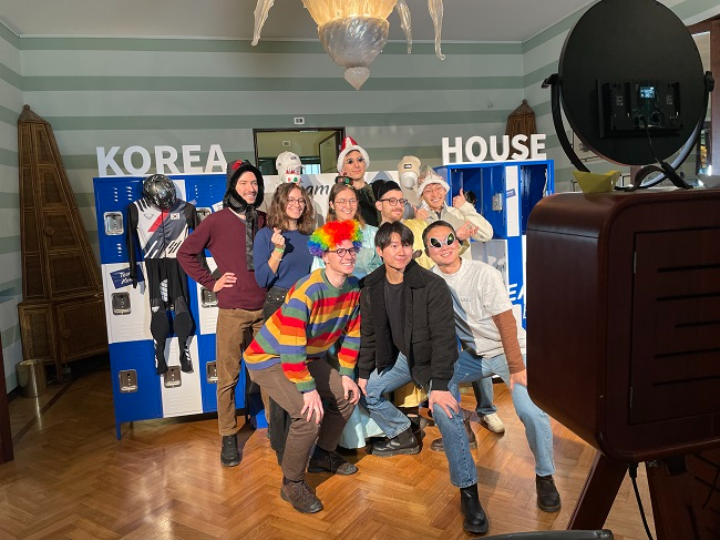 2026 밀라노 동계올림픽 관중들이 KOREA HOUSE 관 안에서 함께 인생네컷을 촬영하고 있는 모습 (사진 출처: 인생네컷 제공)