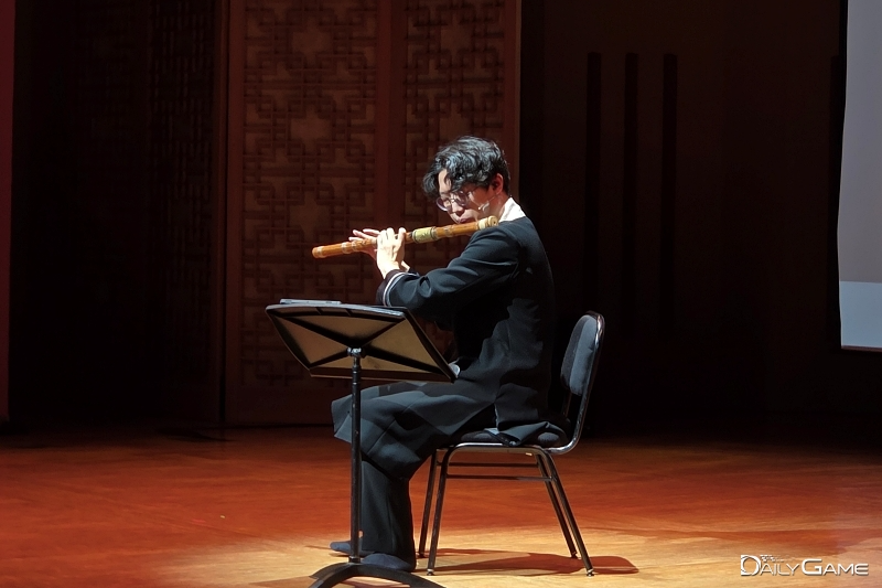 쇼케이스의 마지막에서 '바이 애니 민스'를 연주한 대금 연주자 김태현.