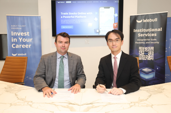 이윤구 키움증권 USA 대표(오른쪽)와 잭 키팅(Jack Keating) 위불 테크놀로지스(Webull Technologies) CEO가 지난 12일(현지시간) 미국 뉴욕 위불 본사에서 업무 협약식을 맺고 기념촬영을 하고 있다./사진=키움증권 USA