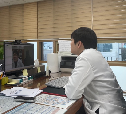 ICT 화상 장비를 활용하여 주민 대상 원격협진 진료 모습 (이미지 제공=창원시)