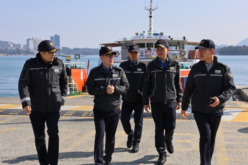 도선 선착장 현장을 점검 중인 김기용 여수해경서장 (사진제공=여수해양경찰)