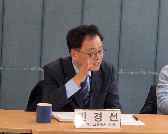 민경선 전 사장이 '대중교통 이용자 경청 간담회'에 참석해 정책 대안을 제시하고 있다.